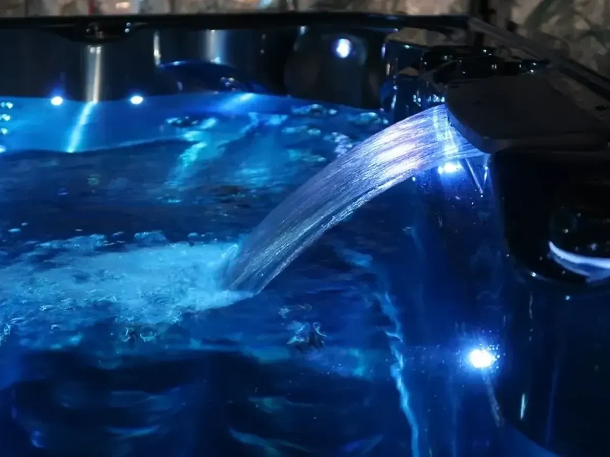 Cascade d’un spa éclairée en bleu le soir