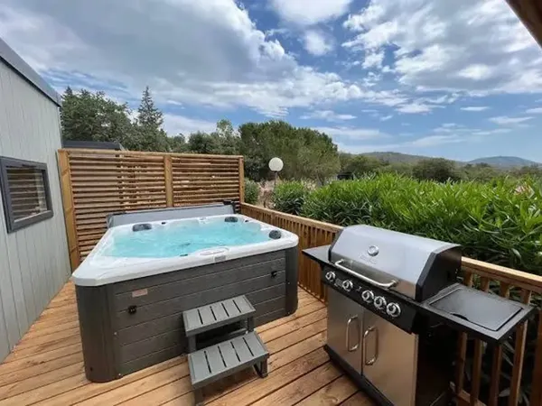 Spa Pianosa sur une terrasse en bois avec vue sur la campagne
