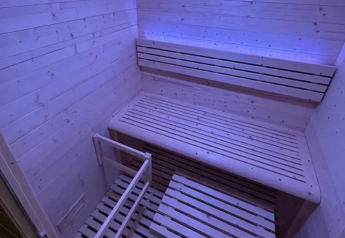 Banquettes et éclairage d’ambiance du sauna Eccolo