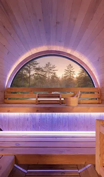 Intérieur du sauna Orphée avec vue sur le paysage