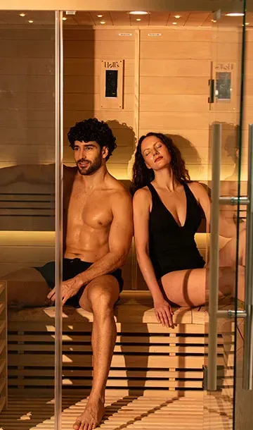 Deux personnes assises dans le sauna Utopia