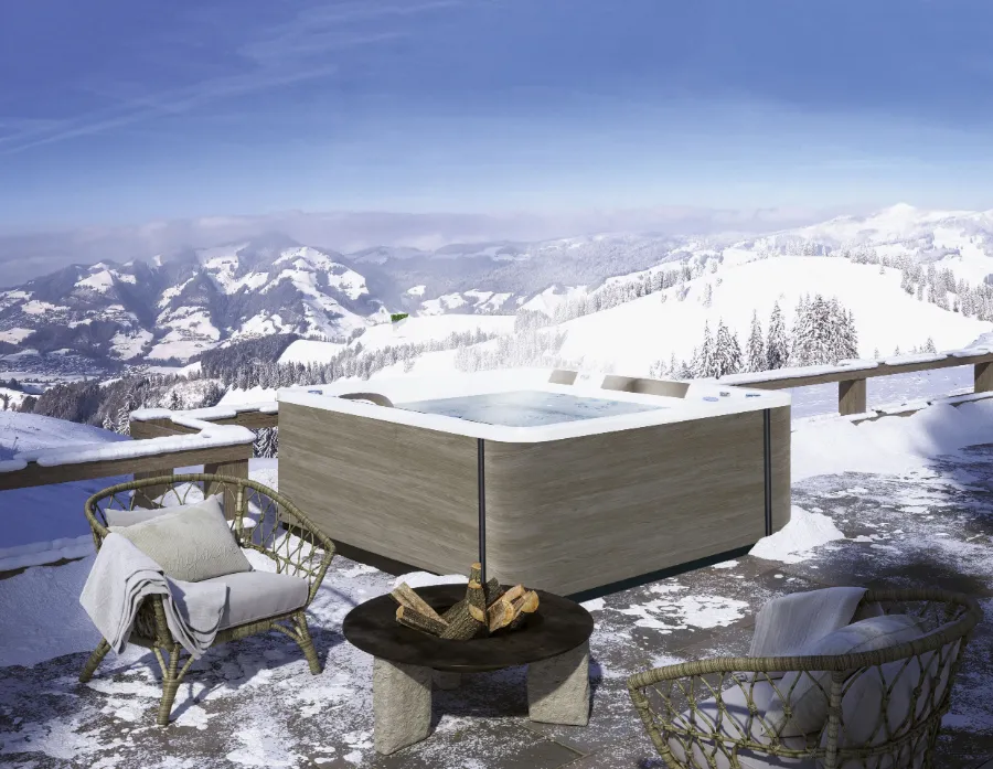 Spa 6 places habillage bois sur une terrasse enneigée