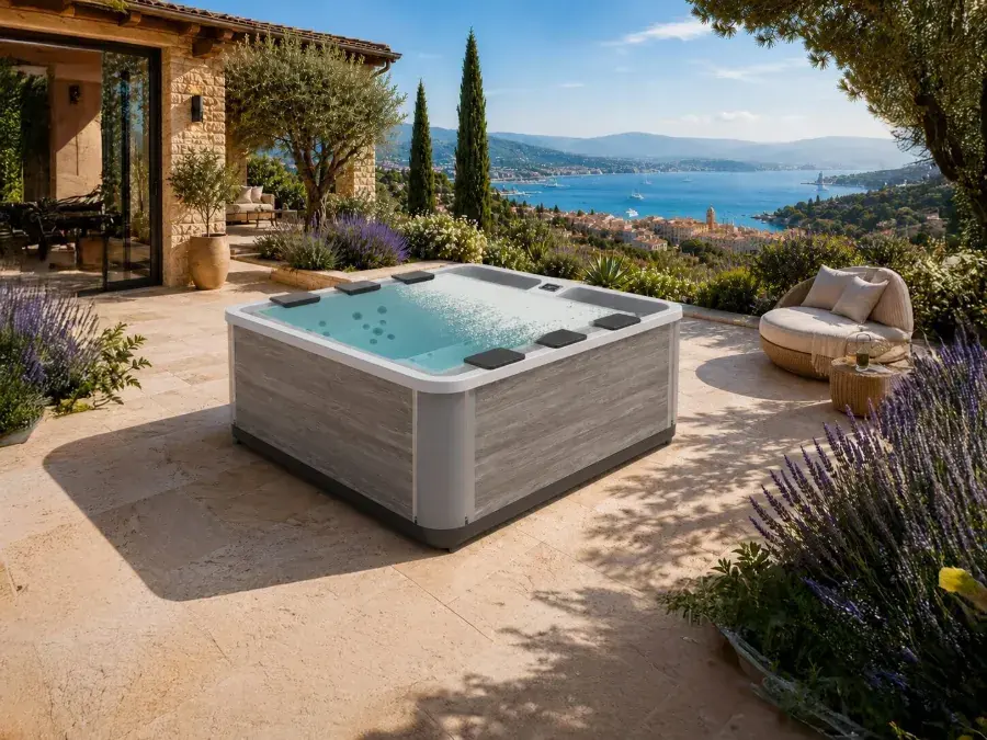 Spa à débordement effet miroir sur une terrasse méditerranéenne