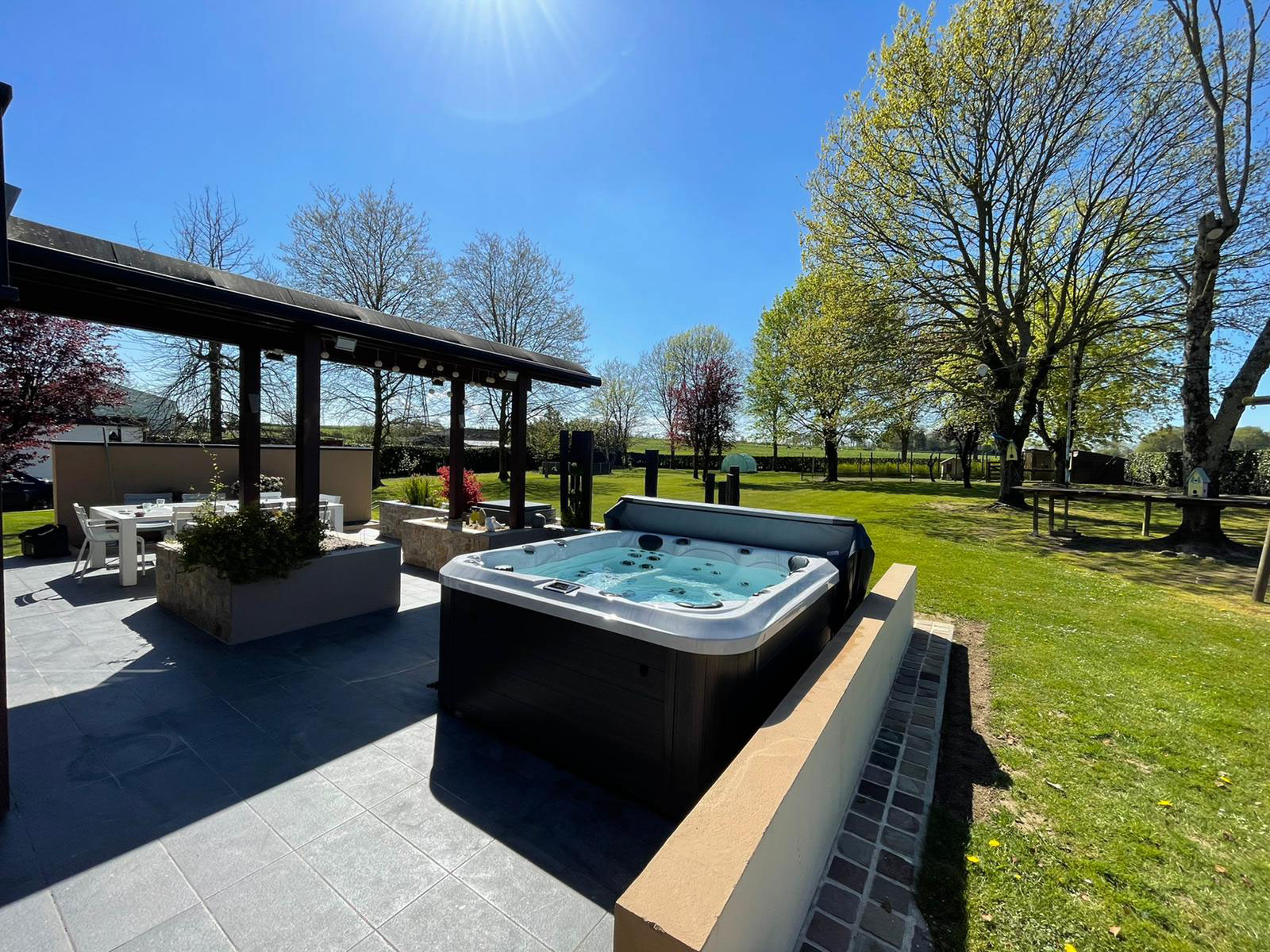 Vente et installation de jacuzzi extérieur en France